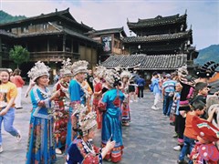 贵州黄果树大瀑布、花溪湿地公园、荔波小七孔、西江千户苗寨、青岩古镇 6日游【看不够的美景；住宿升级一晚西江特色客栈+1晚温泉酒店】